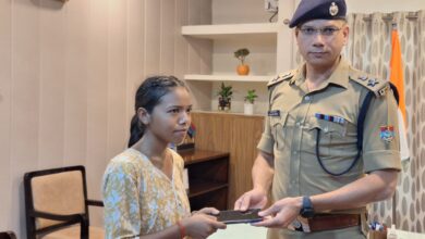 एसएसपी मणिकांत मिश्रा ने खोए फोन लौटाकर लौटाई चेहरों पर मुस्कान; ₹20 लाख से अधिक के मोबाइल बरामद