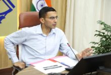 बुजुर्ग की वर्षों पुरानी पीड़ा पर डीएम की कर्रवाई, लापरवाह कर्मचारी को सस्पेंड