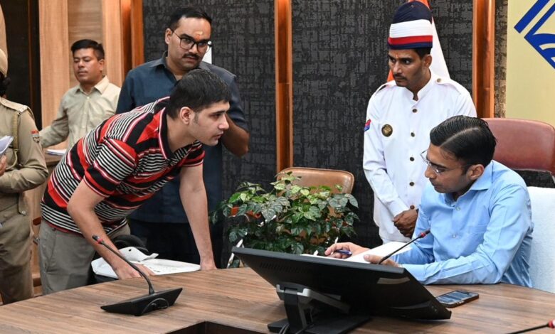 आईटीबीपी इंस्पेक्टर बात-बात में तान देता था बेटे ,पत्नि पर बंन्दूक; प्रशासन का सख्त एक्शन; ऑन द स्पॉट लाईसेंस निलम्बित आईटीबीपी इंस्पेक्टर बात-बात में तान देता था बेटे ,पत्नि पर बंन्दूक; प्रशासन का सख्त एक्शन; ऑन द स्पॉट लाईसेंस निलम्बित