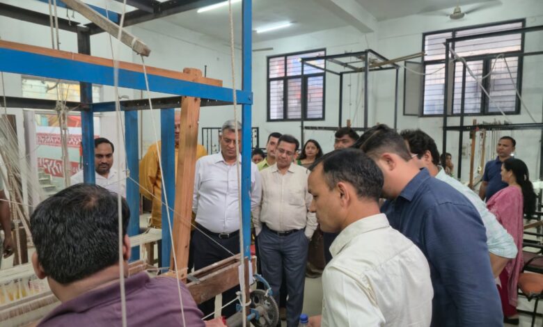 रेशम फेडरेशन के नवाचारों ने बटोरी सराहना, केंद्र सरकार के अधिकारियों ने किया निरीक्षण रेशम फेडरेशन के नवाचारों ने बटोरी सराहना, केंद्र सरकार के अधिकारियों ने किया निरीक्षण
