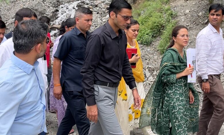वर्षाकाल में ग्राउण्ड जीरो पर डीएम सविन बंसल; जाना दुर्गम क्षेत्र के लोगों का हाल वर्षाकाल में ग्राउण्ड जीरो पर डीएम सविन बंसल; जाना दुर्गम क्षेत्र के लोगों का हाल
