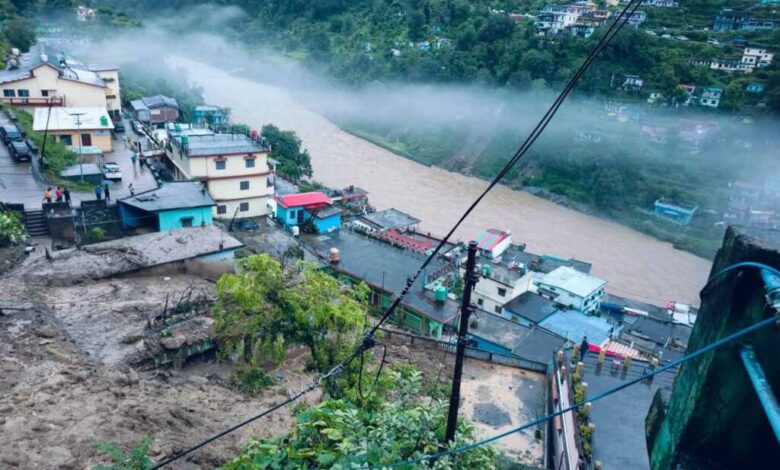 बादल फटने से मची तबाही, थराली बाजार-मकान-दुकानें मलबे में दबे बादल फटने से मची तबाही, थराली बाजार-मकान-दुकानें मलबे में दबे