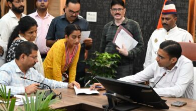 बेटा कर रहा घर से बाहर बुजुर्ग की गुहार पर डीएम ने तलब की रिपोर्ट