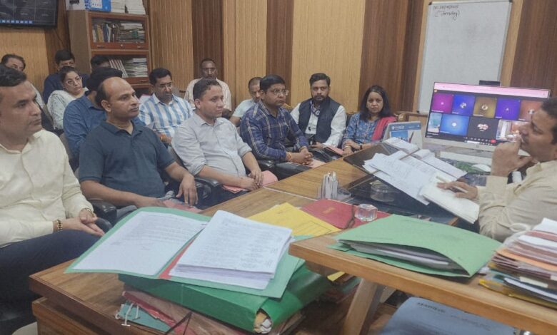 एडीएम (वि.रा) केके मिश्रा ने परीक्षा के लिए तैनात मजिस्ट्रेटों के साथ की बैठक, परीक्षा को शांतिपूर्ण संपन्न कराने के दिए निर्देश एडीएम (वि.रा) केके मिश्रा ने परीक्षा के लिए तैनात मजिस्ट्रेटों के साथ की बैठक, परीक्षा को शांतिपूर्ण संपन्न कराने के दिए निर्देश