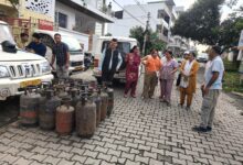 अवैध गैस रिफिलिंग पर जिला प्रशासन सख्त, 34 सिलेंडर जब्त