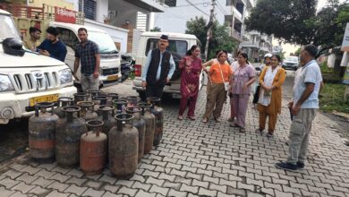 अवैध गैस रिफिलिंग पर जिला प्रशासन सख्त, 34 सिलेंडर जब्त