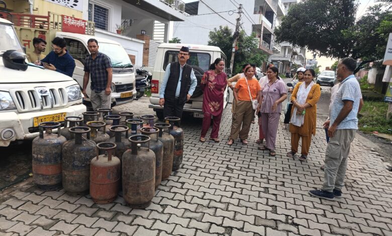 अवैध गैस रिफिलिंग पर जिला प्रशासन सख्त, 34 सिलेंडर जब्त अवैध गैस रिफिलिंग पर जिला प्रशासन सख्त, 34 सिलेंडर जब्त