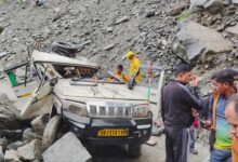 बोलेरो पर गिरा भारी पत्थर, 2 की मौत, 3 घायल