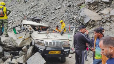 बोलेरो पर गिरा भारी पत्थर, 2 की मौत, 3 घायल
